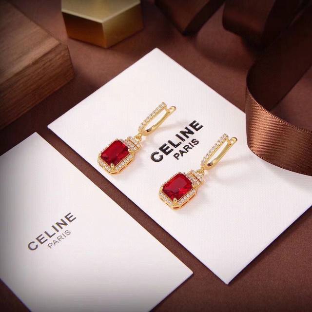 Celine红宝石耳环 Preclous新品 简单时尚耳钉耳环专柜一致黄铜材质电镀18K金 火爆款出货 设计独特 前卫 美女必备款